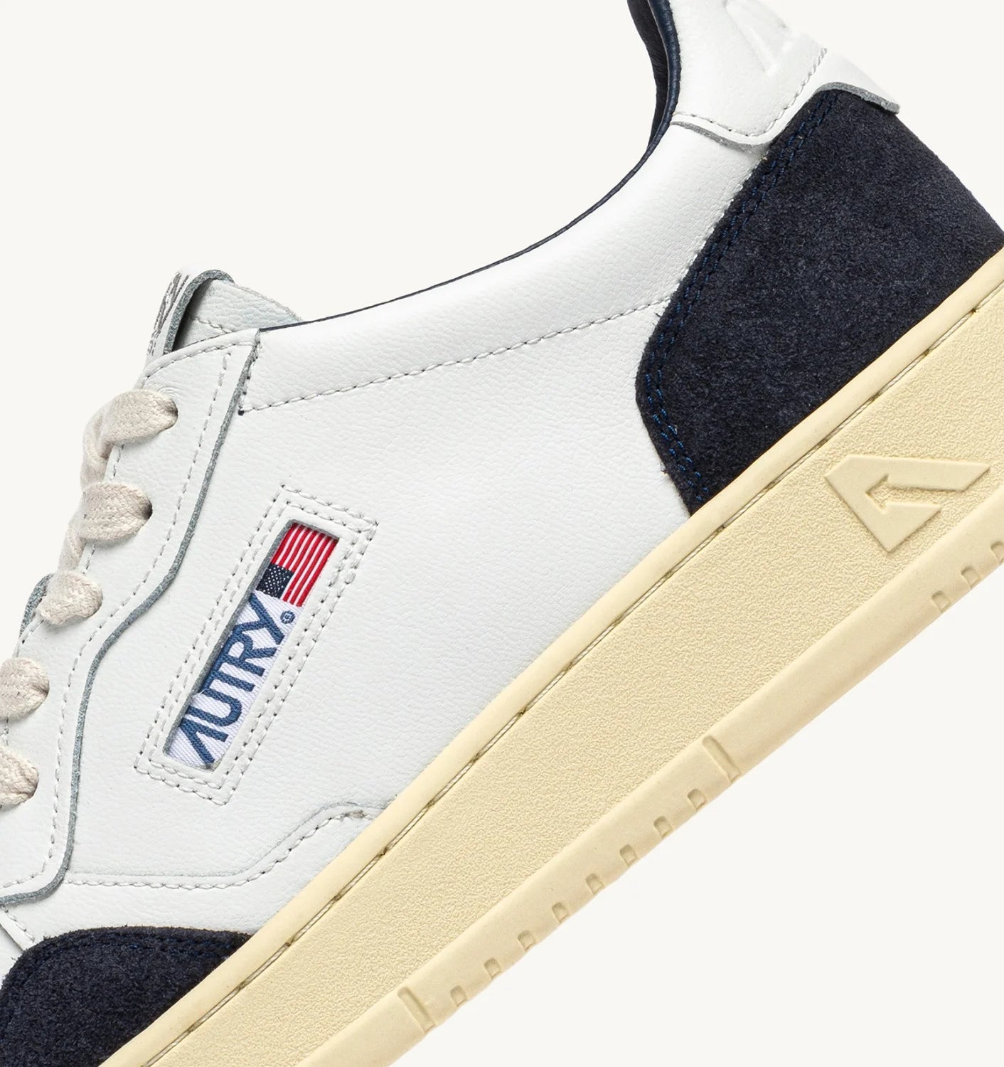 AUTRY SNEAKERS MEDALIST LOW IN PELLE BIANCA E SUEDE OCEANO