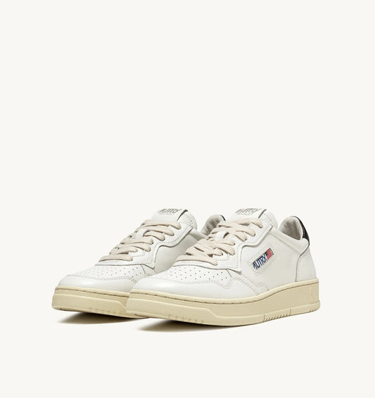 AUTRY SNEAKERS MEDALIST LOW IN PELLE BIANCA E NERA