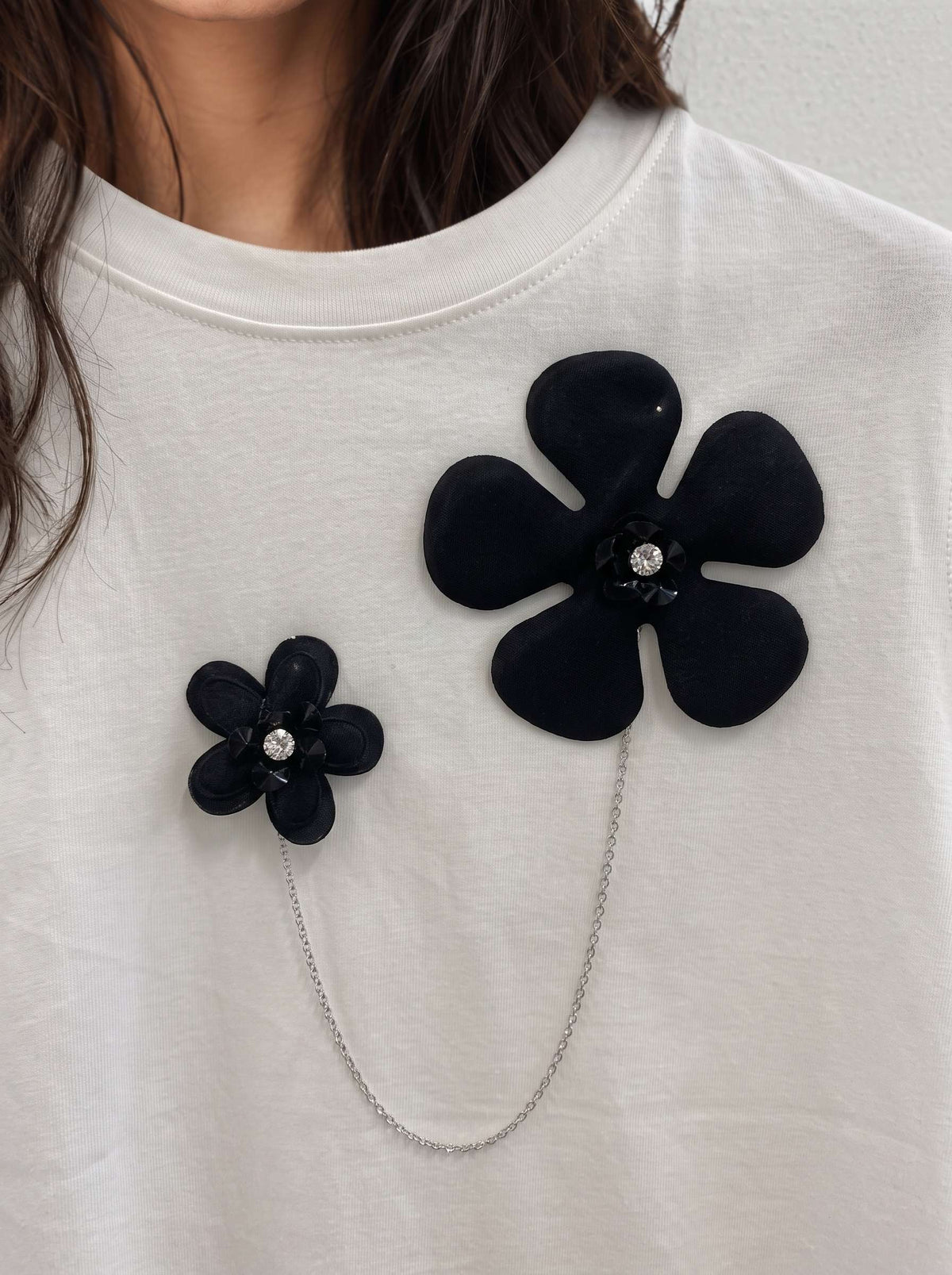 T-shirt girocollo in jersey con spilla decorativa