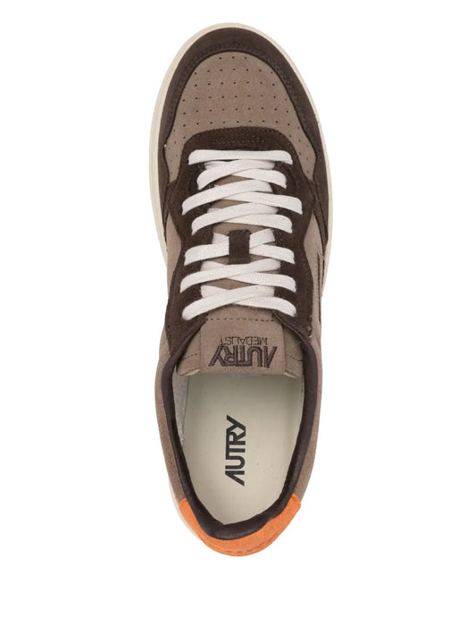 AUTRY SNEAKERS MEDALIST LOW TRICOLOR IN SUEDE MOKA FANTA