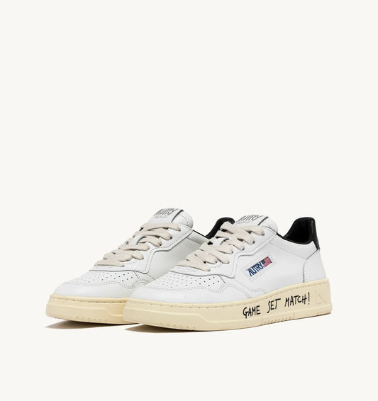 AUTRY SNEAKERS MEDALIST LOW IN PELLE BIANCA E NERA CON LETTERING