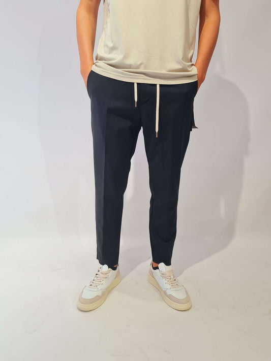 PANTALONE PRIME IN TESSUTO TECNICO CON MEZZO ELASTICO E LACCETTI