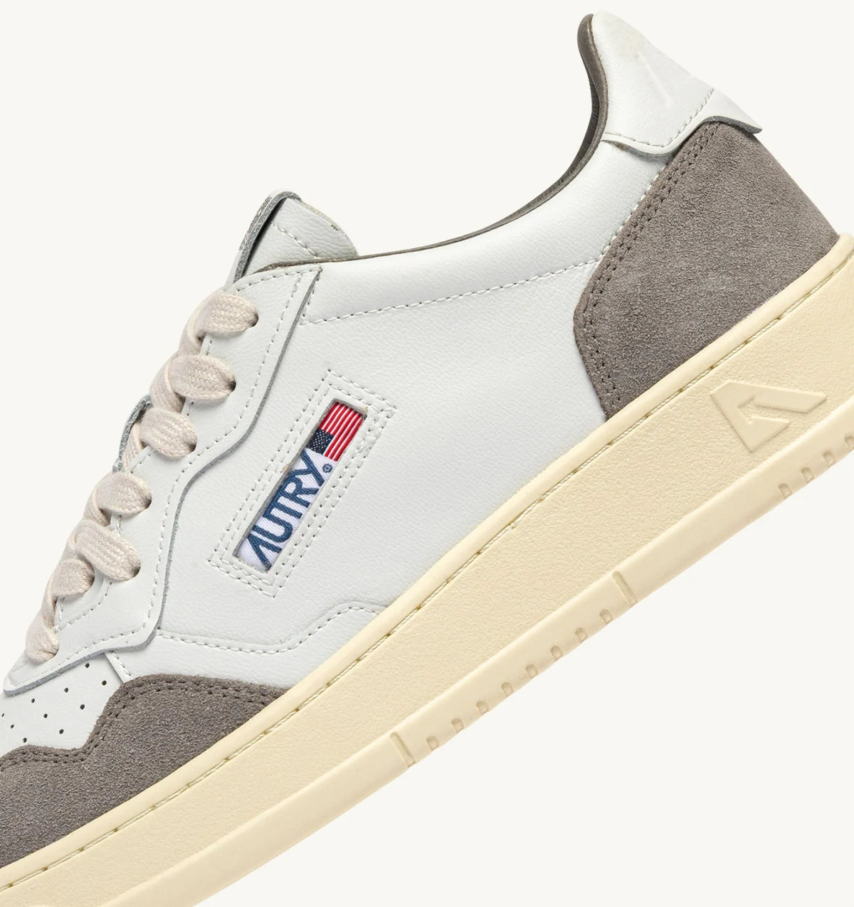 AUTRY SNEAKERS MEDALIST LOW IN PELLE BIANCA E SUEDE CEMENTO