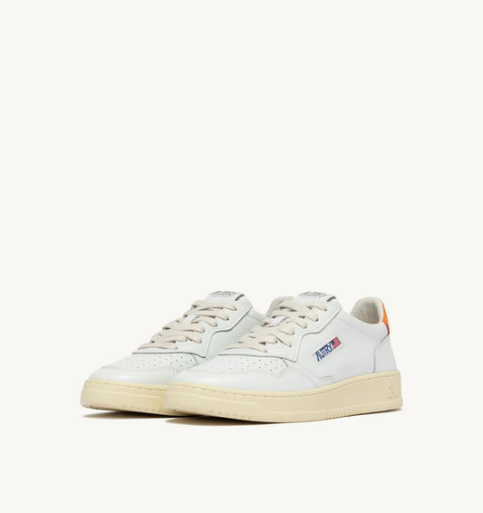 AUTRY SNEAKERS MEDALIST LOW IN PELLE BIANCA E PARSIMMON ORANGE