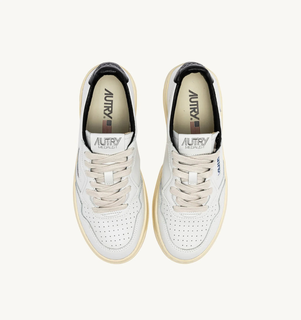 AUTRY SNEAKERS MEDALIST LOW IN PELLE BIANCA E NERA CON LETTERING
