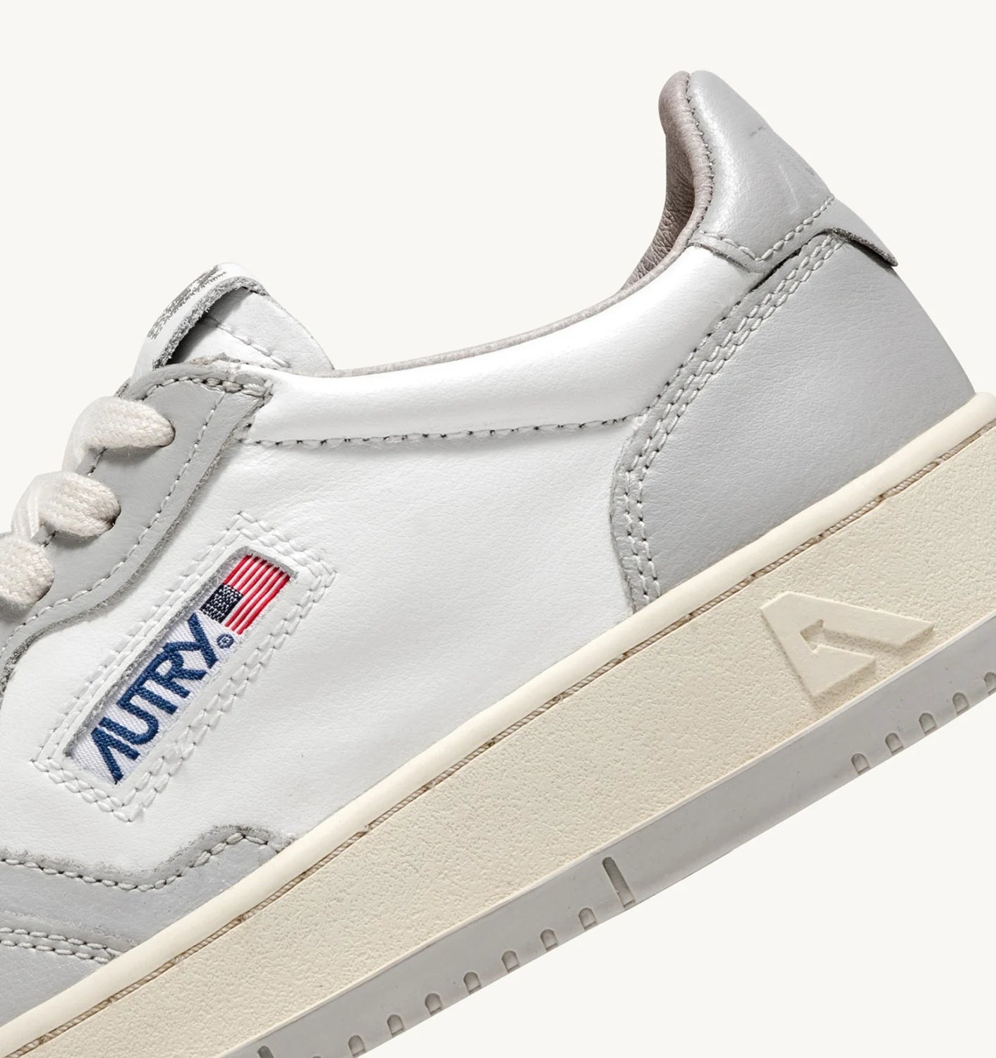 AUTRY SNEAKERS MEDALIST LOW BICOLOR IN PELLE BIANCA E VAPOR