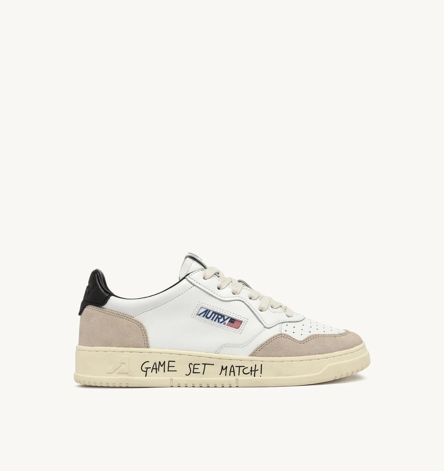 AUTRY SNEAKERS MEDALIST LOW IN SUEDE E PELLE BIANCA E NERA CON LETTERING