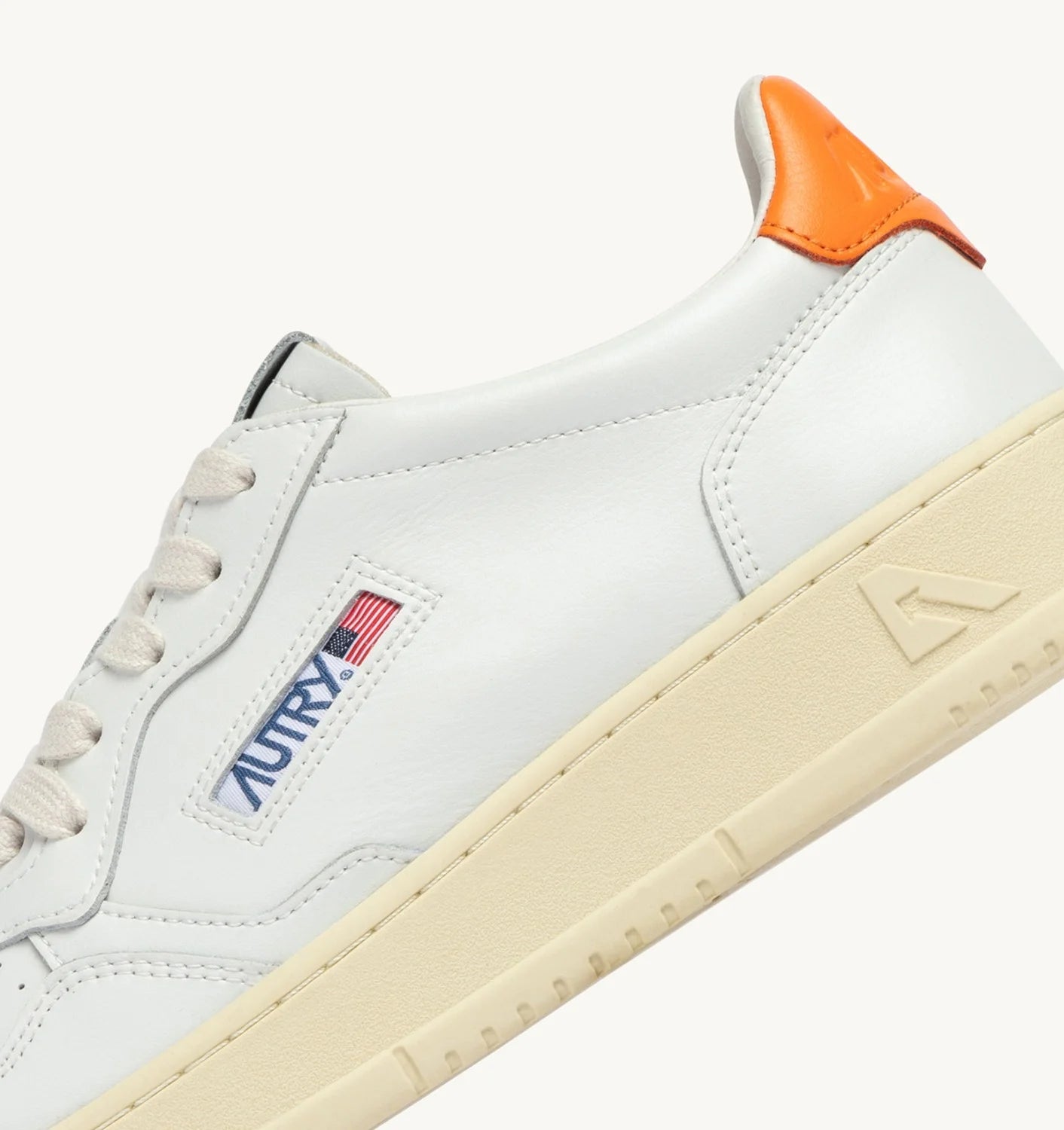 AUTRY SNEAKERS MEDALIST LOW IN PELLE BIANCA E PARSIMMON ORANGE
