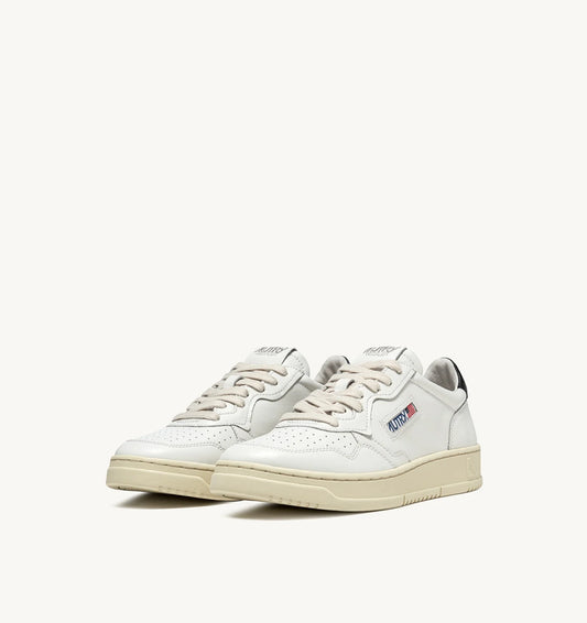 AUTRY SNEAKERS MEDALIST LOW IN PELLE BIANCA E NERA