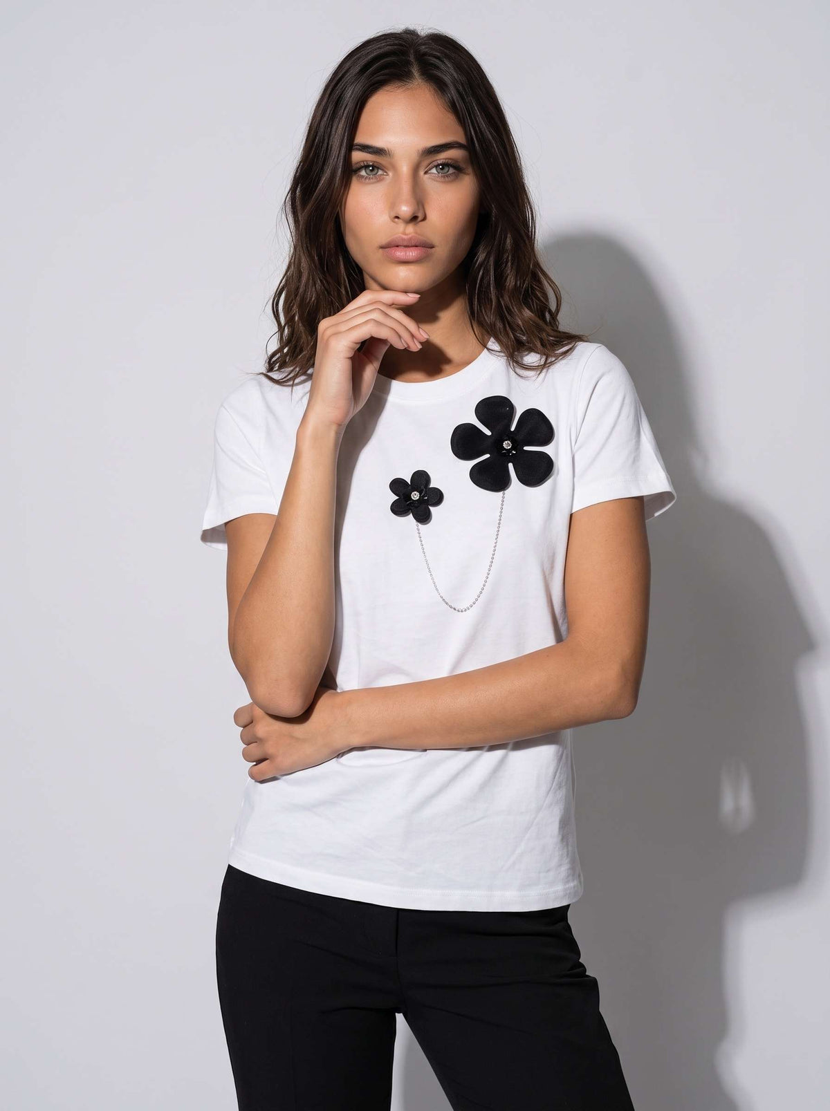 T-shirt girocollo in jersey con spilla decorativa
