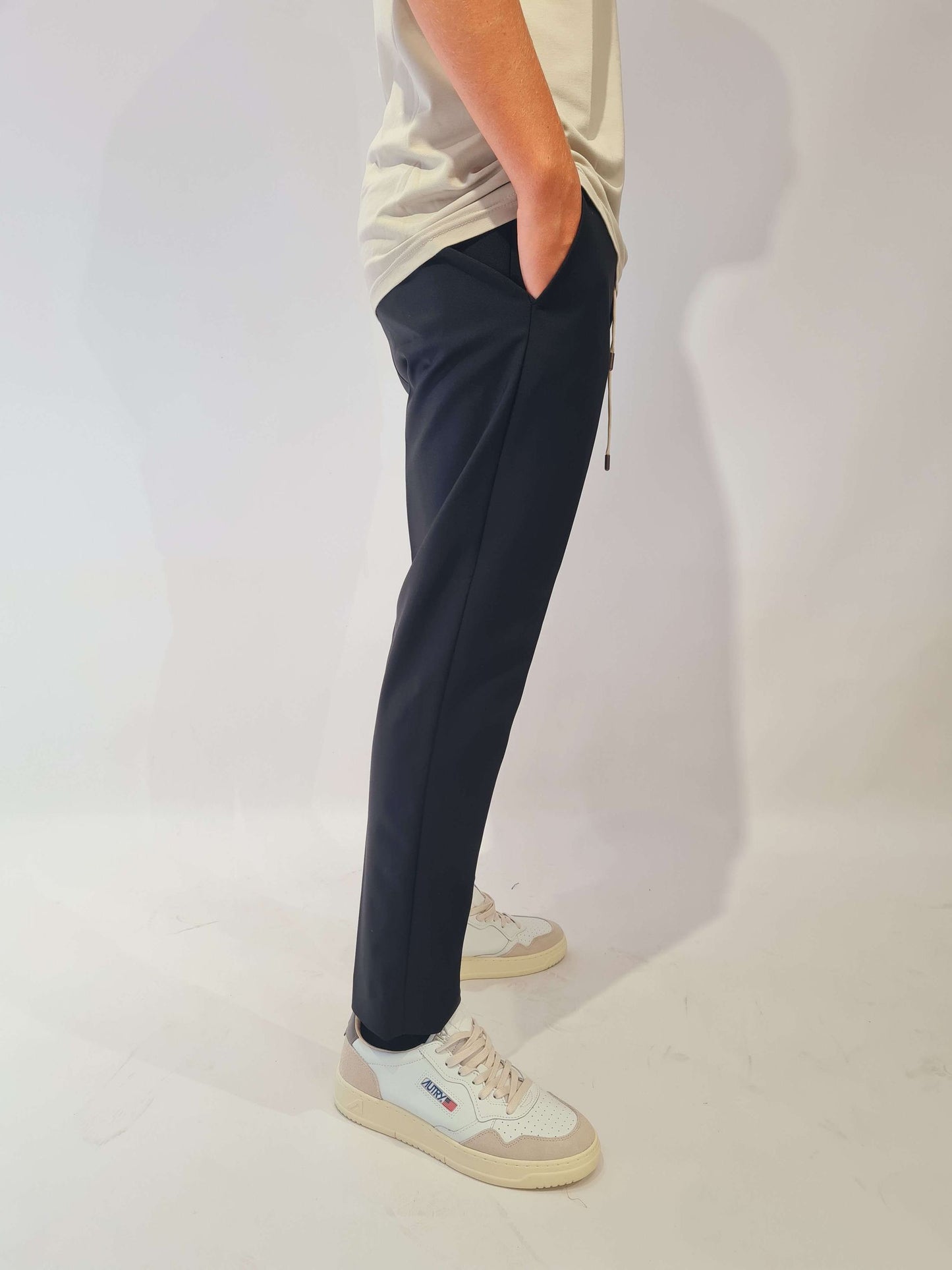 PANTALONE PRIME IN TESSUTO TECNICO CON MEZZO ELASTICO E LACCETTI
