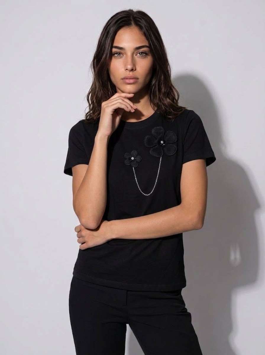 T-shirt girocollo in jersey con spilla decorativa