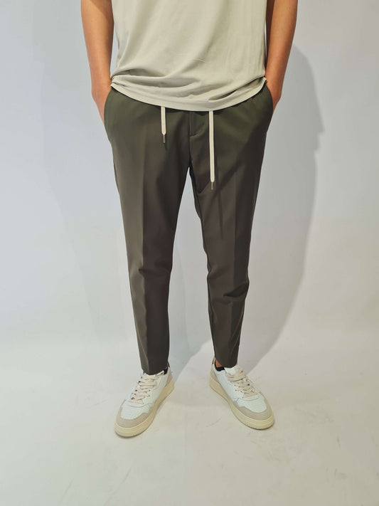 PANTALONE PRIME IN TESSUTO TECNICO CON MEZZO ELASTICO E LACCETTI