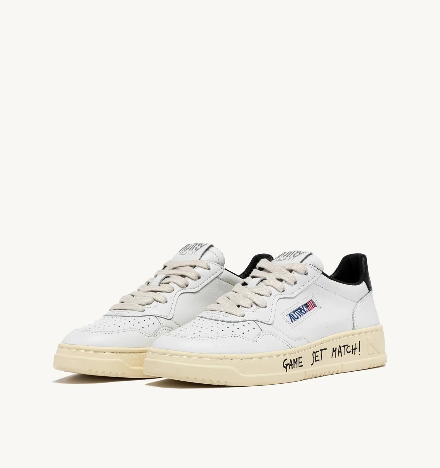 AUTRY SNEAKERS MEDALIST LOW IN PELLE BIANCA E NERA CON LETTERING