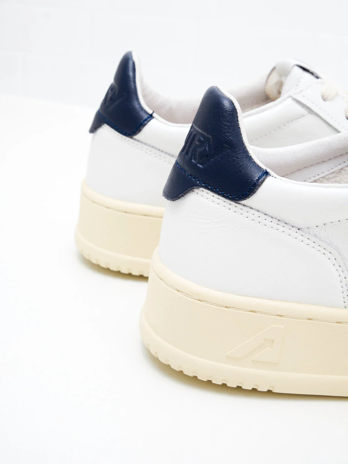AUTRY SNEAKERS MEDALIST LOW IN PELLE COLORE BIANCO E BLUE