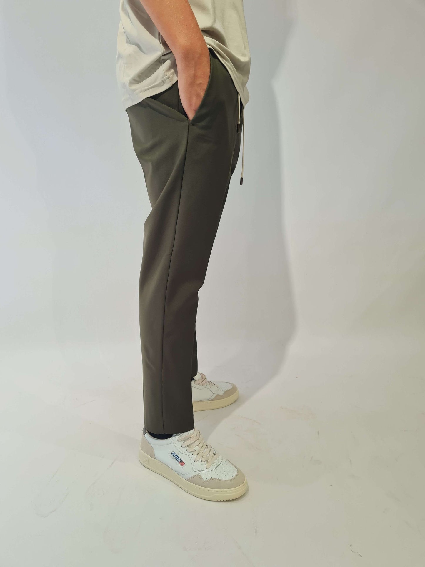 PANTALONE PRIME IN TESSUTO TECNICO CON MEZZO ELASTICO E LACCETTI