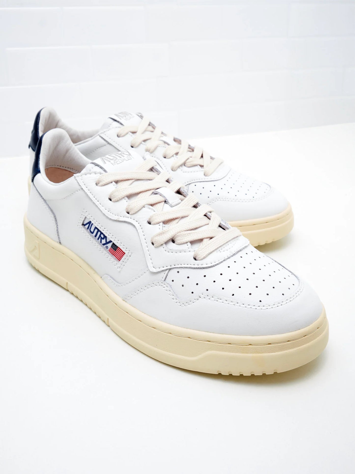 AUTRY SNEAKERS MEDALIST LOW IN PELLE COLORE BIANCO E BLUE
