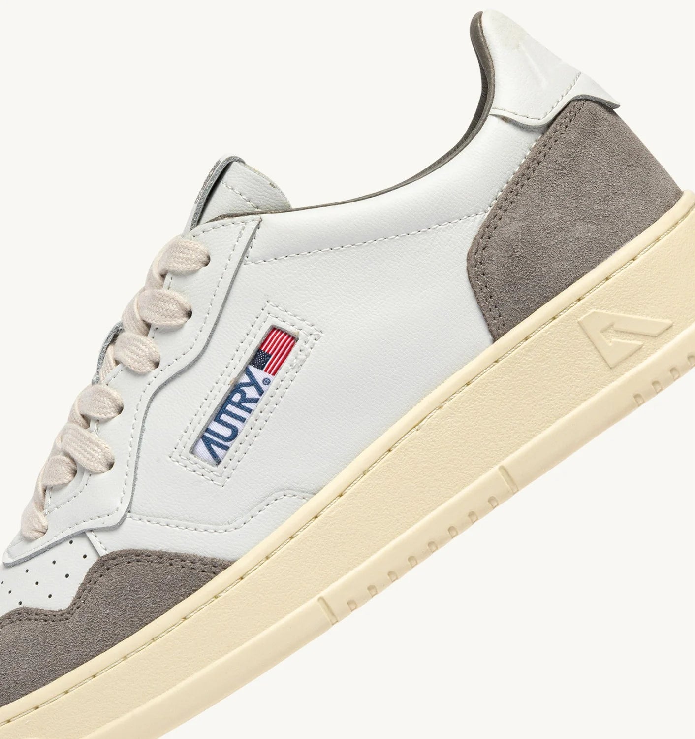 AUTRY SNEAKERS MEDALIST LOW IN PELLE BIANCA E SUEDE CEMENTO