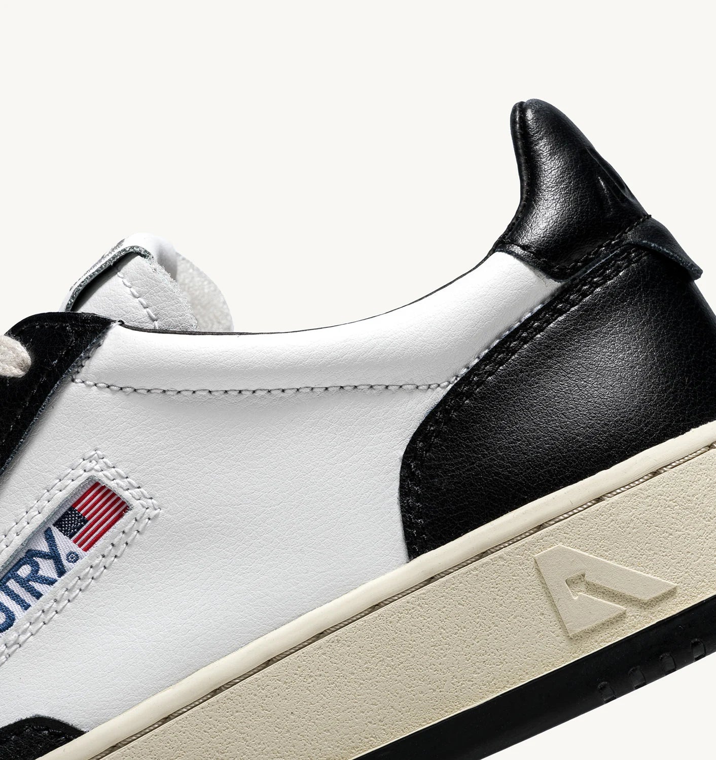 AUTRY SNEAKERS MEDALIST LOW BICOLOR IN PELLE BIANCA E NERA