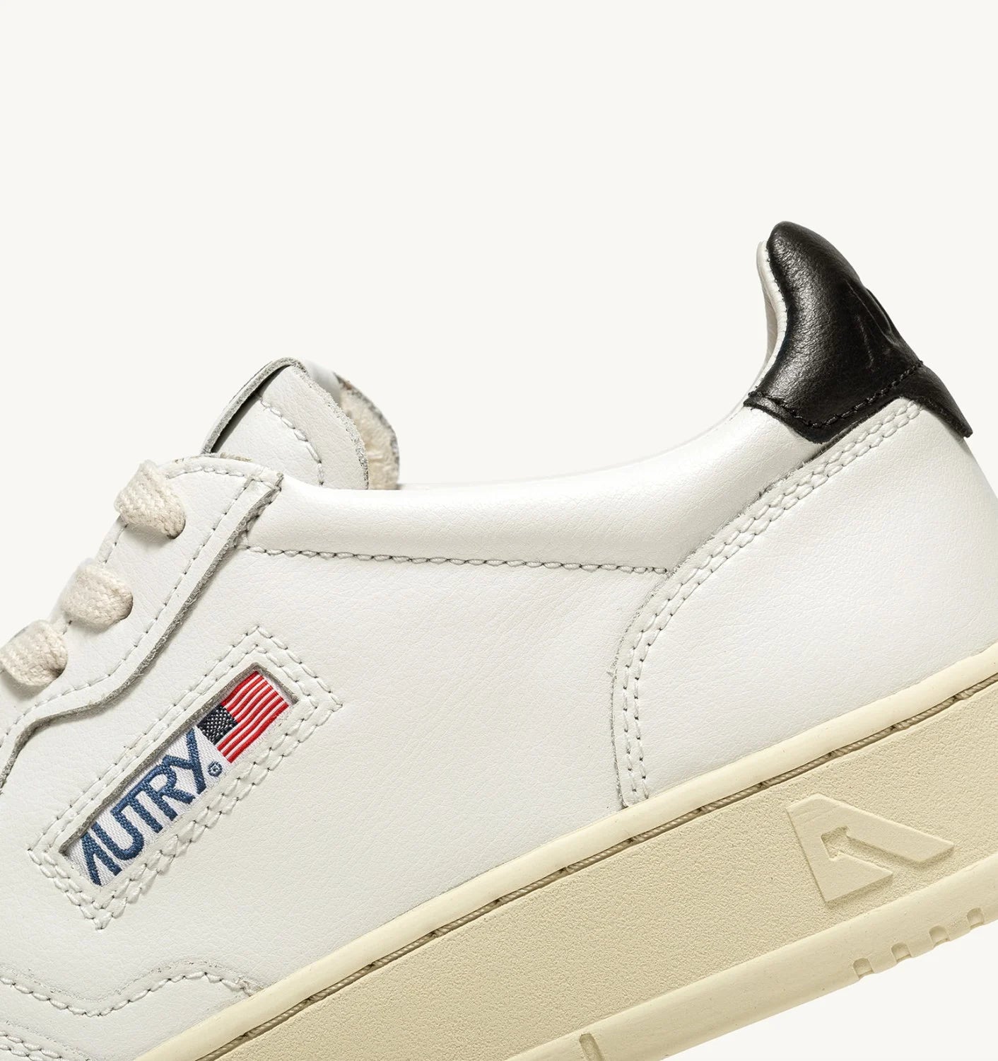 AUTRY SNEAKERS MEDALIST LOW IN PELLE BIANCA E NERA