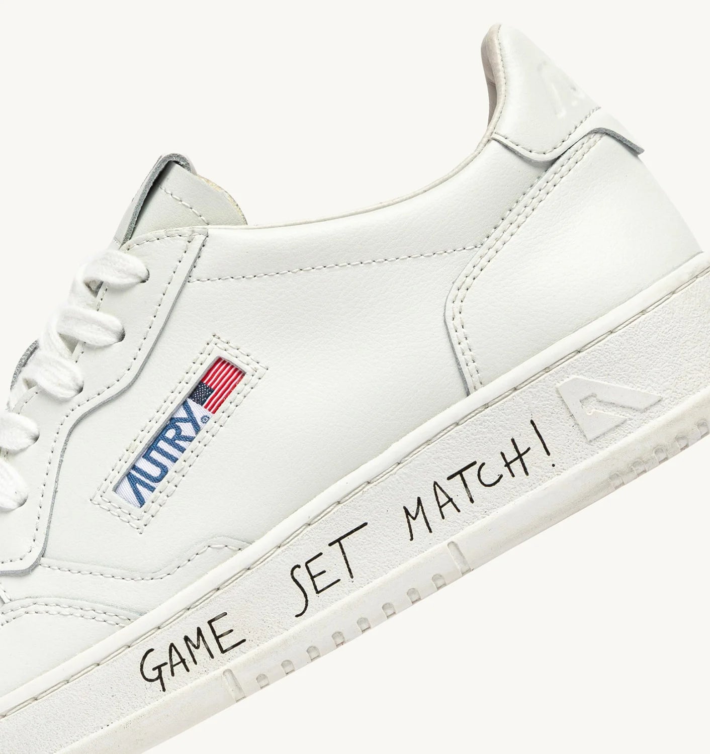 AUTRY SNEAKERS MEDALIST LOW IN PELLE BIANCA CON LETTERING