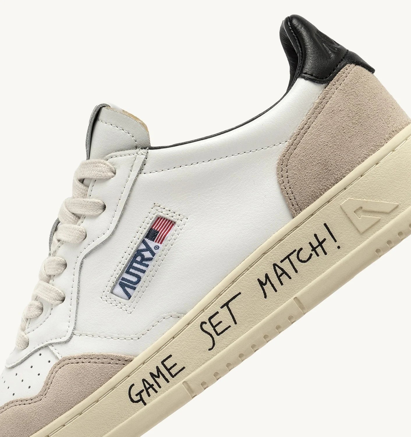 AUTRY SNEAKERS MEDALIST LOW IN SUEDE E PELLE BIANCA E NERA CON LETTERING