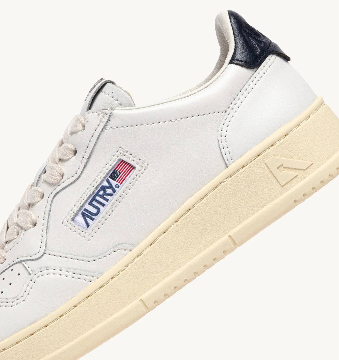 AUTRY SNEAKERS MEDALIST LOW IN PELLE BIANCA E SPACE