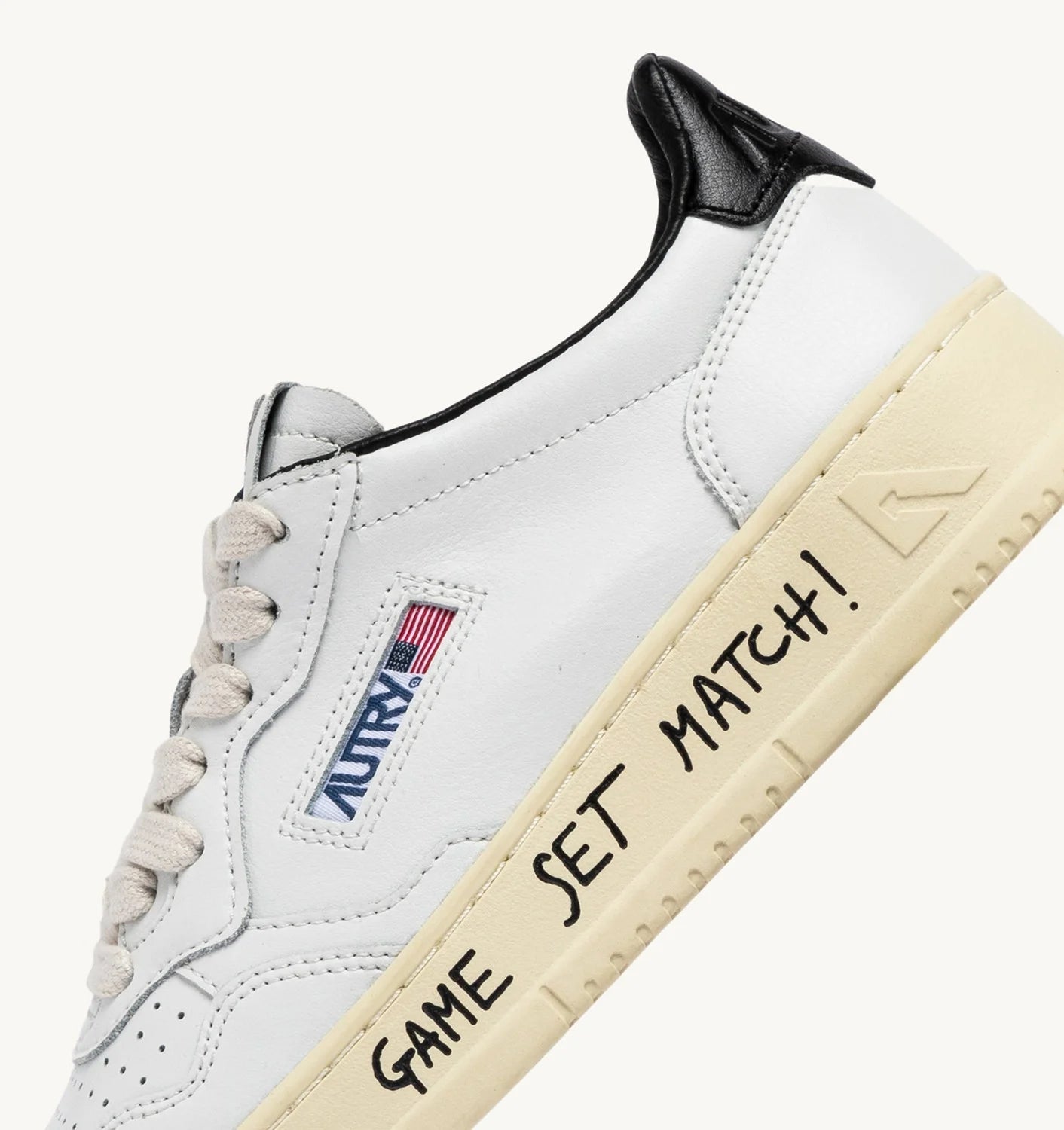 AUTRY SNEAKERS MEDALIST LOW IN PELLE BIANCA E NERA CON LETTERING