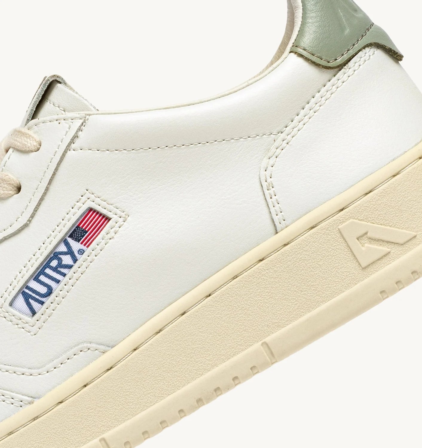 AUTRY SNEAKERS MEDALIST LOW IN PELLE BIANCA E SEA GREEN