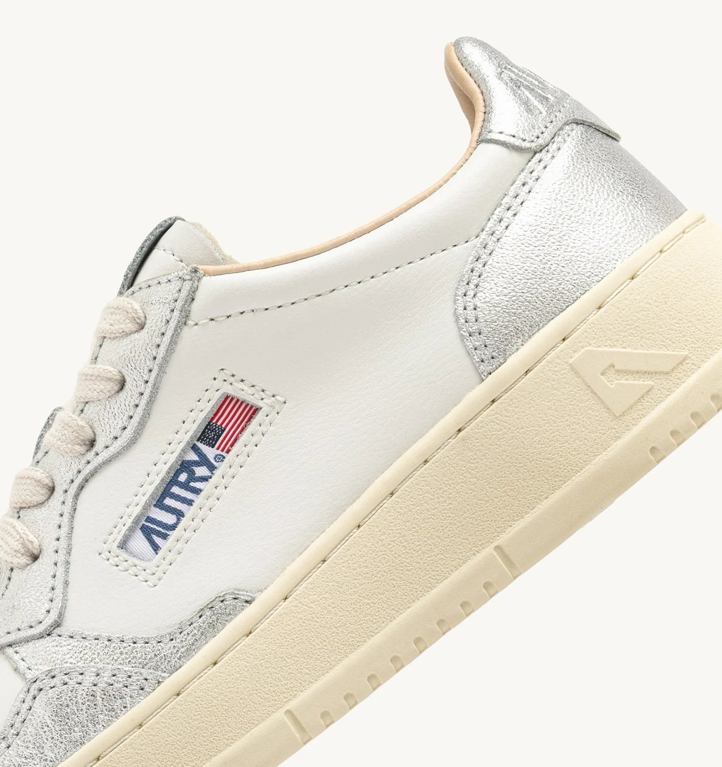 AUTRY SNEAKERS MEDALIST LOW BICOLOR IN PELLE BIANCA E METALLIZZATA ARGENTO