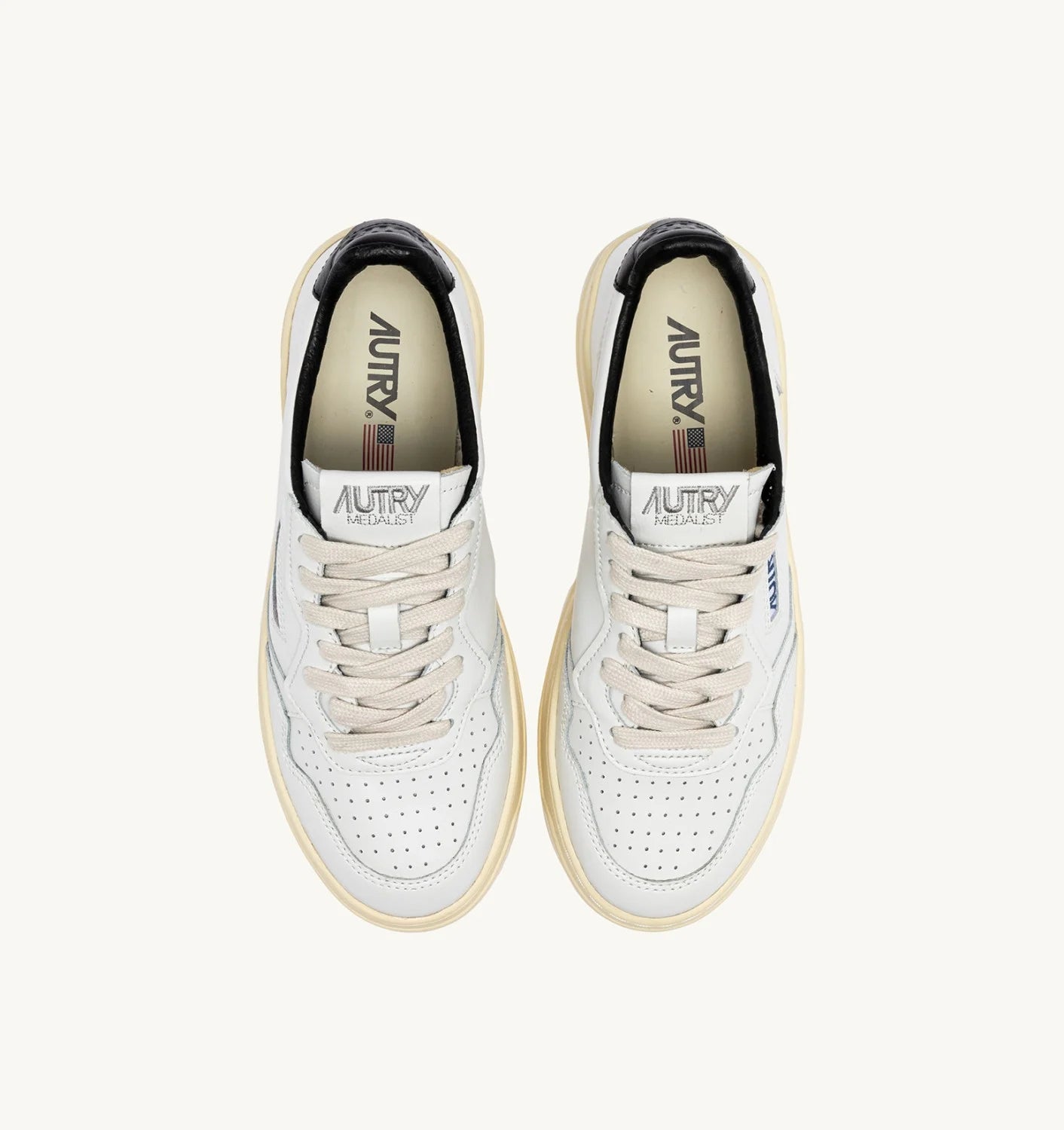 AUTRY SNEAKERS MEDALIST LOW IN PELLE BIANCA E NERA CON LETTERING