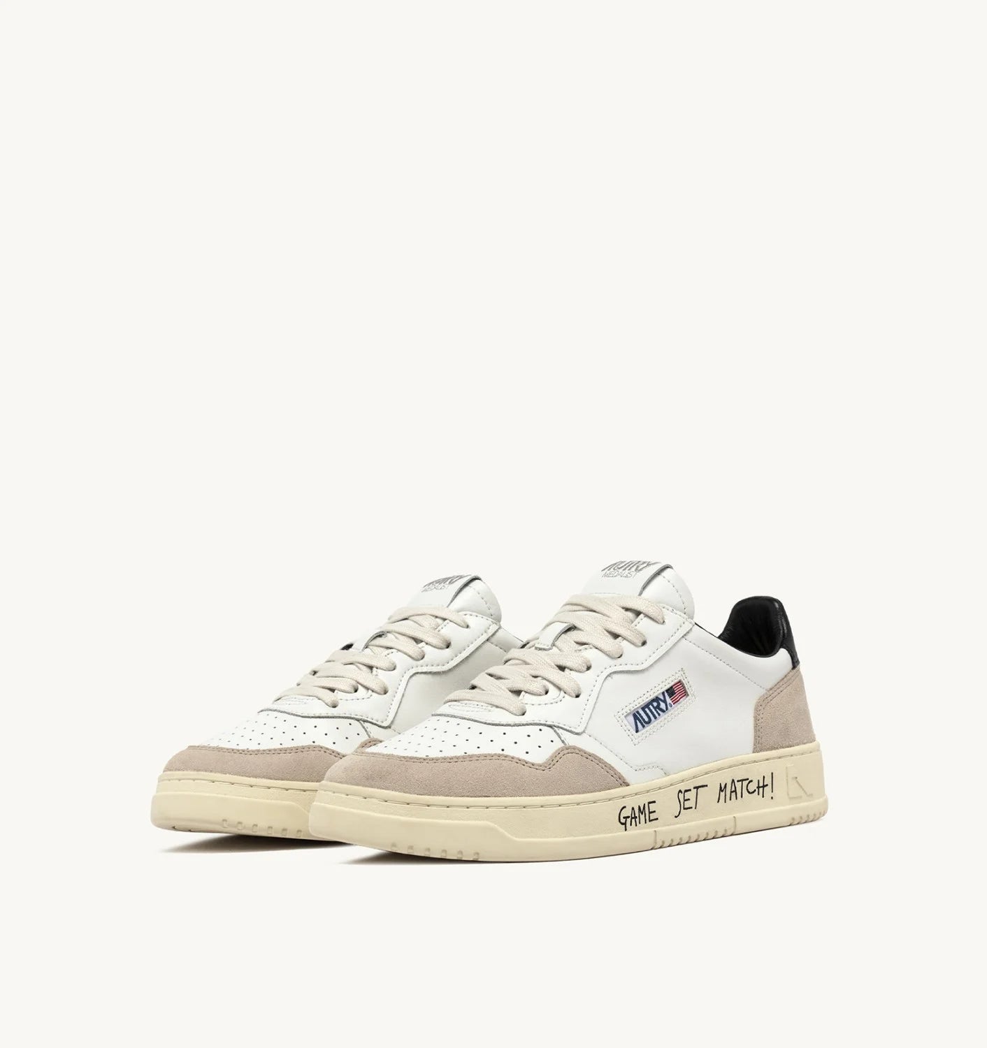 AUTRY SNEAKERS MEDALIST LOW IN SUEDE E PELLE BIANCA E NERA CON LETTERING