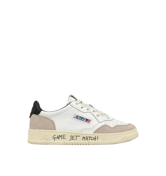 AUTRY SNEAKERS  MEDALIST LOW IN SUEDE E PELLE BIANCA E NERA CON LETTERING