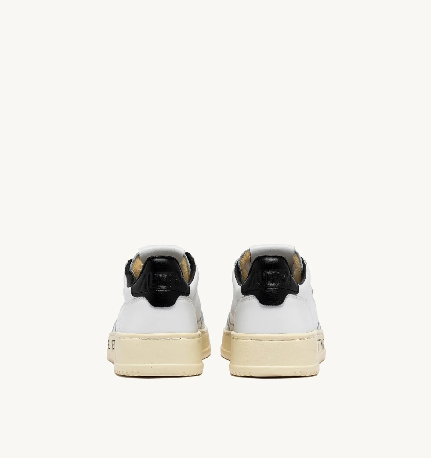 AUTRY SNEAKERS MEDALIST LOW IN PELLE BIANCA E NERA CON LETTERING
