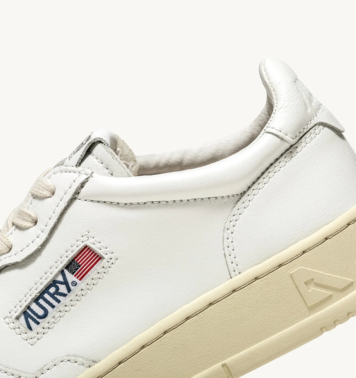 AUTRY SNEAKERS MEDALIST LOW IN PELLE BIANCA