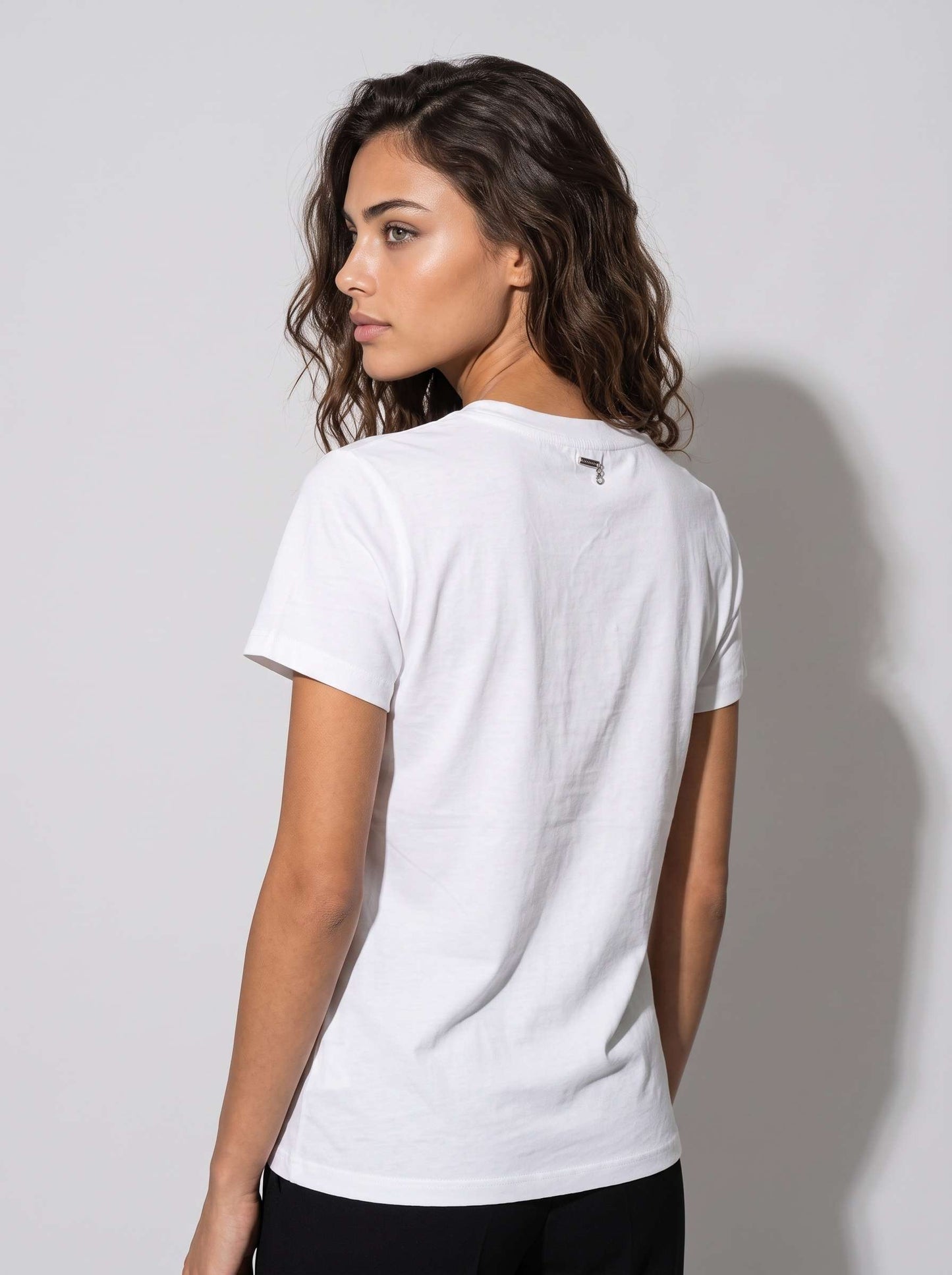 T-shirt girocollo in jersey con spilla decorativa